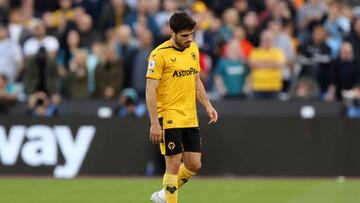 LONDON, ENGLAND - OCTOBER 01: Pedro Neto of Wolverhampton Wanderers leaves the pitch injured during the Premier League match between West Ham United and Wolverhampton Wanderers at London Stadium on October 01, 2022 in London, England. (Photo by Jack Thomas - WWFC/Wolverhampton Wanderers FC via Getty Images)