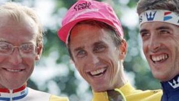 Greg Lemond, vencedor del Tour de 1989, posa en el podio de esa edición junto al francés Laurent Fignon (segundo) y el español Pedro Delgado (tercero).