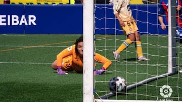 Malena Mieres, portera del Eibar, observa el bal&oacute;n col&aacute;ndose en su porter&iacute;a en un gol del Espanyol.