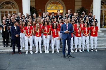 Pedro Sanchez dando su discurso de enhorabuena y a agradecimiento al equipo de fútbol femenino por su triunfo en el Mundia disputado en Australia y Nueva Zelanda.