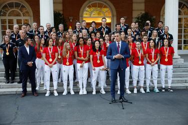 Pedro Sanchez dando su discurso de enhorabuena y a agradecimiento al equipo de fútbol femenino por su triunfo en el Mundia disputado en Australia y Nueva Zelanda.