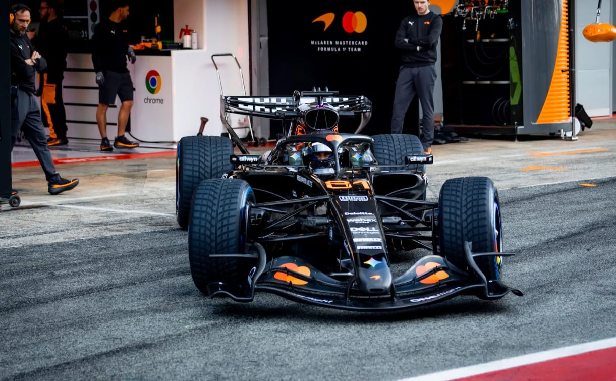 Oscar Piastri sale del box con el McLaren MCL40 de F1 2026.