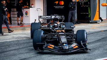 Oscar Piastri sale del box con el McLaren MCL40 de F1 2026.