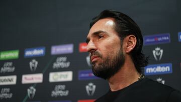 Gerardo Espinoza head coach of Guadalajara during the round of 16 first leg match between Guadalajara and America as part of the CONCACAF Champions Cup 2025, at Akron Stadium on March 05, 2025 in Guadalajara, Jalisco, Mexico.