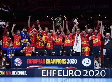 La Selección de balonmano celebra su título europeo.