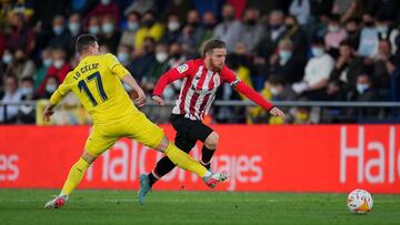 VILLARREAL, SPAIN - APRIL 09: Giovani Lo Celso of Villarreal CF tackles Iker Muniain of Athletic Club during the La Liga Santander match between Villarreal CF and Athletic Club at Estadio de la Ceramica on April 09, 2022 in Villarreal, Spain. (Photo by Ai