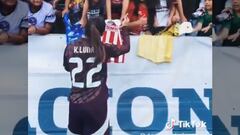 Karen Luna le niega autógrafo a niña por ser de las Chivas