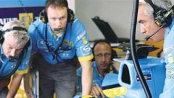 <b>A POR TODAS. </b>Symonds, el primero de la izquierda con el pelo blanco, junto a Alonso y Briatore, son tres de los culpables de que la escudería sea la mejor del Mundial.