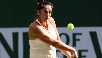 Sara Sorribes devuelve una bola ante Catherine 'Cici' Bellis durante el BNP Paribas Open en el Indian Wells Tennis Garden, en Indian Wells, California.