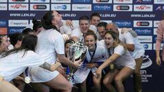 Las jugadoras del CN Sabadell celebran su séptima Champions.