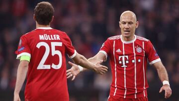 MUNICH, GERMANY - APRIL 11: Thomas Mueller (L) and Arjen Robben of Muenchen shake hands during the UEFA Champions League Quarter Final Second Leg between FC Bayern Muenchen and Sevilla FC at Allianz Arena on April 11, 2018 in Munich, Germany. (Photo by