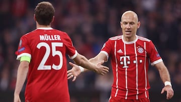 MUNICH, GERMANY - APRIL 11:  Thomas Mueller (L) and Arjen Robben of Muenchen shake hands during the UEFA Champions League Quarter Final Second Leg between FC Bayern Muenchen and Sevilla FC at Allianz Arena on April 11, 2018 in Munich, Germany.  (Photo by 
