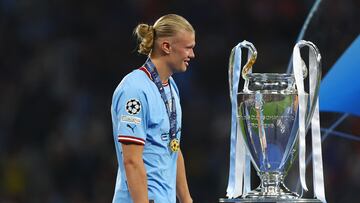 Erling Haaland, jugador del Manchester City, recoge su medalla como campeón de la Champions League.