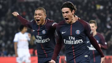 Paris (France), 25/02/2018.- Edinson Cavani (R) of Paris Saint Germain reacts with teammate Kylian Mbappe (L) after scoring the 3-0 lead during the French Ligue 1 soccer match between Paris Saint-Germain (PSG) and Olympique de Marseille at the Parc des Pr