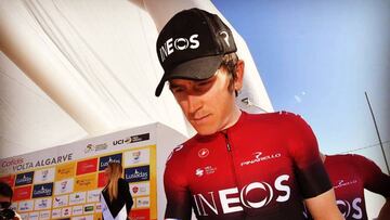 Geraint Thomas, durante un control de firmas.