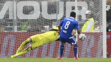 Justo Villar desvía el penal a media altura de Patricio Rubio.