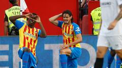 SEVILLA, 18/10/2022.- El delantero uruguayo del Valencia, Edinson Cavani (d), celebra con su compañero Ilaix Moriba (i) tras marcar el 0-1 durante el partido de la jornada 10 de LaLiga disputado entre el Sevilla FC y el Valencia FC, este martes en el estadio Ramón Sánchez Pizjuán, en Sevilla. EFE/ Julio Muñoz
