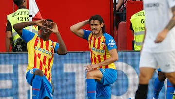 SEVILLA, 18/10/2022.- El delantero uruguayo del Valencia, Edinson Cavani (d), celebra con su compañero Ilaix Moriba (i) tras marcar el 0-1 durante el partido de la jornada 10 de LaLiga disputado entre el Sevilla FC y el Valencia FC, este martes en el estadio Ramón Sánchez Pizjuán, en Sevilla. EFE/ Julio Muñoz
