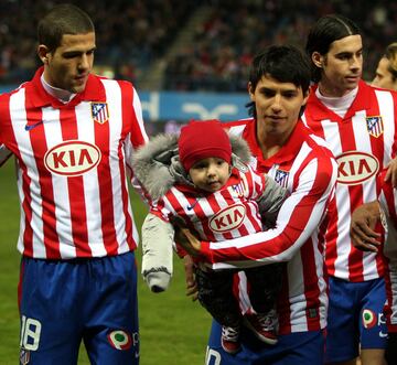 Los jugadores del Atl¨¦tico de Madrid Dom¨ªnguez y Ag¨¹ero posan antes del inicio del partido.