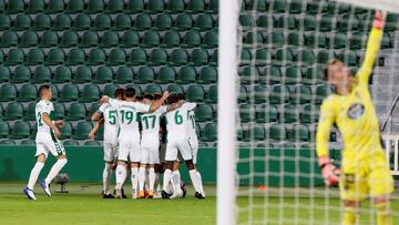 GRAF5437. ELCHE (ALICANTE), 06/11/2020.- Los jugadores del Elche celebran tras marcar ante el Celta, durante el partido de Liga en Primera División que disputan esta noche en el estadio Martínez Valero, en Elche. EFE/Ramón