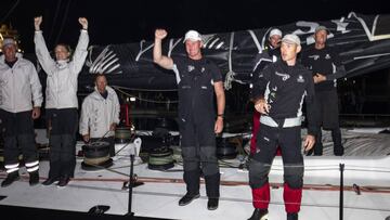 El equipo del K-100 'Perpetual Loyal' de Anthony Bell celebra su victoria tras convertirse en vencedor y nuevo récord de la 72ª edición de la Rolex Sydney-Hobart 2016 disputada en Hobart, Australia, hoy 27 de diciembre de 2016.