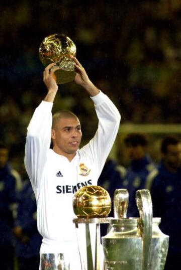 En el a?o 2002, despu¨¦s de ganar el Mundial, Ronaldo recibi¨® su segundo bal¨®n de oro.