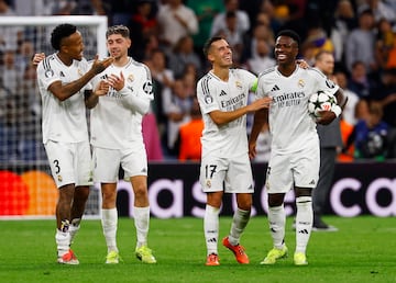 Vinicius, se hace dueño del balón tras finalizar el partido. Hat-trick del brasileño en la remontada del conjunto blanco. En la imagen, Éder Militão, Federico Valverde y Lucas Vázquez con el siete del Real Madrid.