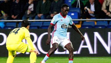 Pione Sisto juega el balón delante de Trigueros, futbolista del Villarreal.