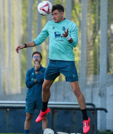 Riki busca la vencida en el templo de sus primeros trucos