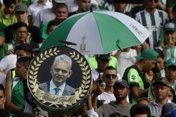 El vallecaucano recibió un homenaje de la afición que llenó la tribuna sur del estadio de Medellín.