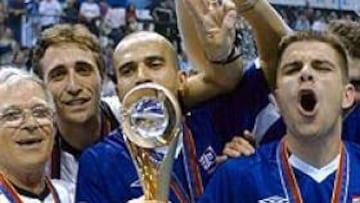 Los jugadores del Playas celebran su título en el centro del pabellón.