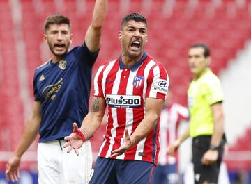 Luis Su¨¢rez se lamenta de una ocasi¨®n fallada.