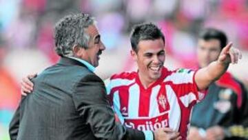 <b>ANIMOSO. </b>Manuel Preciado, felicitando a Carmelo en un partido de esta temporada.