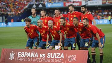 Equipo inicial de Espa&ntilde;a contra Suiza.