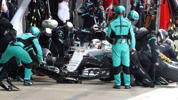 Lewis Hamilton parando en boxes durante el GP de Gran Bretaña.