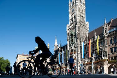 Múnich es una ciudad amiga de las bicicletas, con numerosos carriles bici e infraestructuras ciclistas.