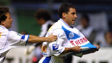 MEXSPORT DIGITAL IMAGE
10 May 2001: Action photo of Alberto Garcia Aspe and Sergio Zarate of Puebla,celebrating his goal againts Santos,during thr semifinal of the Summer Tournament 2001 of Mexican Soccer,Puebla defeats Santos 5-4 in the first game./Foto en accion de Alberto Garcia Aspe y Sergio Zarate del Puebla,celebrando su gol ante Santos,durante la semifinal del Torneo de Verano 2001 del Futbol Mexicano,Puebla derroto al Santos 5-4 en el primer juego.MEXSPORT/LUIS CORTES