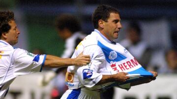 MEXSPORT DIGITAL IMAGE
 10 May 2001:  Action photo of Alberto Garcia Aspe and Sergio Zarate of Puebla,celebrating his goal againts Santos,during thr semifinal of the Summer Tournament 2001 of Mexican Soccer,Puebla defeats Santos 5-4 in the first game./Foto en accion de Alberto Garcia Aspe y Sergio Zarate del Puebla,celebrando su gol ante Santos,durante la semifinal del Torneo de Verano 2001 del Futbol Mexicano,Puebla derroto al Santos 5-4 en el primer juego.MEXSPORT/LUIS CORTES