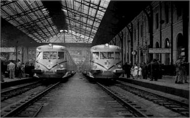 La Red Nacional de los Ferrocarriles Españoles (RENFE) fue creada el 1 de febrero de 1941 como empresa pública para unificar y gestionar las líneas férreas del país, que hasta entonces estaban en manos de compañías privadas. Su nacimiento respondió a la necesidad de reconstruir y modernizar el sistema ferroviario tras la Guerra Civil. RENFE asumió la explotación de más de 12.000 km de vías, muchas en mal estado. Esta centralización permitió una planificación más eficiente del transporte ferroviario. Con el tiempo, RENFE se convirtió en un símbolo de la movilidad y vertebración territorial en España.