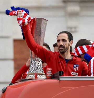 Juanfran celebra con el resto del equipo la segunda Europa League (mayo de 2018) que consigue como rojiblanco tras ganar al Olympique de Marsella en la final de Lyon.