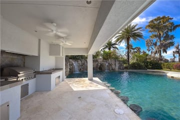 La mansión de Shaquille O'nille se encuentra en Windermere, Florida, sobre 3 hectáreas de terrenos privados y vistas al lago Butler. La vivienda cuenta con 2.880 metros cuadrados habitables, 12 habitaciones y 15 baños. Incluye una cancha de baloncesto cubierta y un garaje para automóviles con sala de exposición.