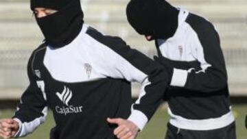 <b>ABRIGADOS. </b>Los jugadores, con bufandas y calientacuellos.