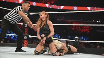 Becky Lynch y Liv Morgan durante un combate en Raw.