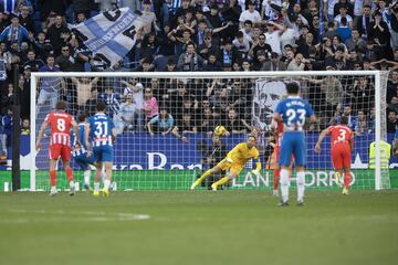 Puado marca el 1-1 al Atltico de Madrid de penalti. 