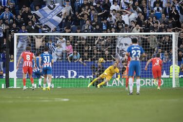 Puado marca el 1-1 al Atlético de Madrid de penalti. 