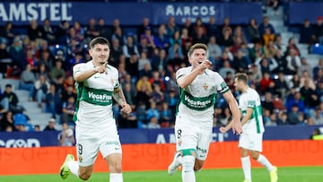 El 'Canario' Álvarez celebra un gol con el Elche.