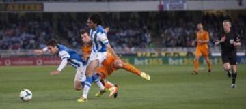 Markel Bergara, de forma accidental, clava un taco a Bale en su rodilla derecha.