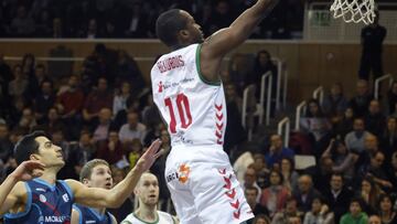 GRA097. ANDORRA LA VELLA, 05/02/2017.- El base francés del Baskonia Rodrigue Beaubois entra a canasta durante el partido correspondiente a la vigésima jornada de la Liga Endesa disputado ante el MoraBanc Andorra en el Poliesportiu D' Andorra. EFE/Fernando Galindo