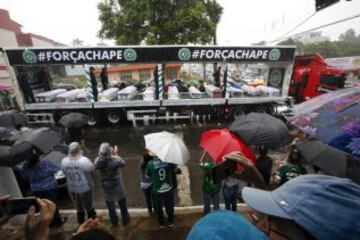 Aficionados del Chapecoense acompañan en las calles de Chapecó, el paso del cortejo fúnebre de las víctimas del trágico accidente en Colombia.