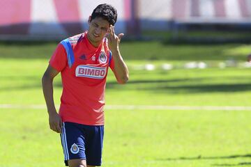 Poseedor de un talento y habilidad naturales para jugar al futbol, su carrera siempre estuvo envuelta en temas extra cancha. Aunque arrancaba bien las temporadas, con América, San Luis, Necaxa y Chivas, fue siempre separado por su bajo nivel al final de los torneos. En una ocasión tuvo problemas con Omar Bravo, el entonces capitán del Rebaño, quien le exigía correr más por el balón, lo que desató la enemistad entre ambos.